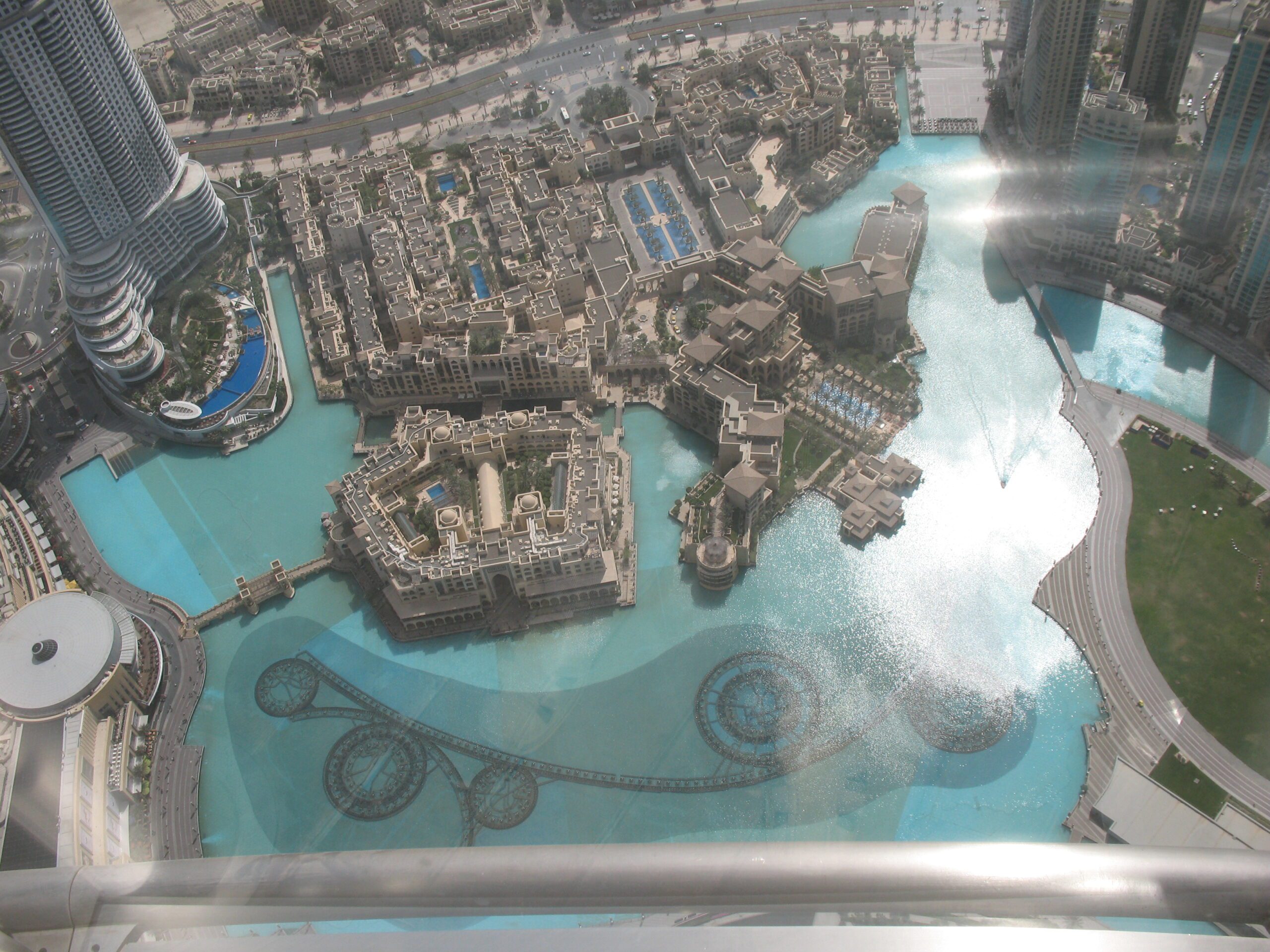 Вид на Downtown Dubai и фонтан Дубай с Бурдж-Халифы, архивное фото 2012 года