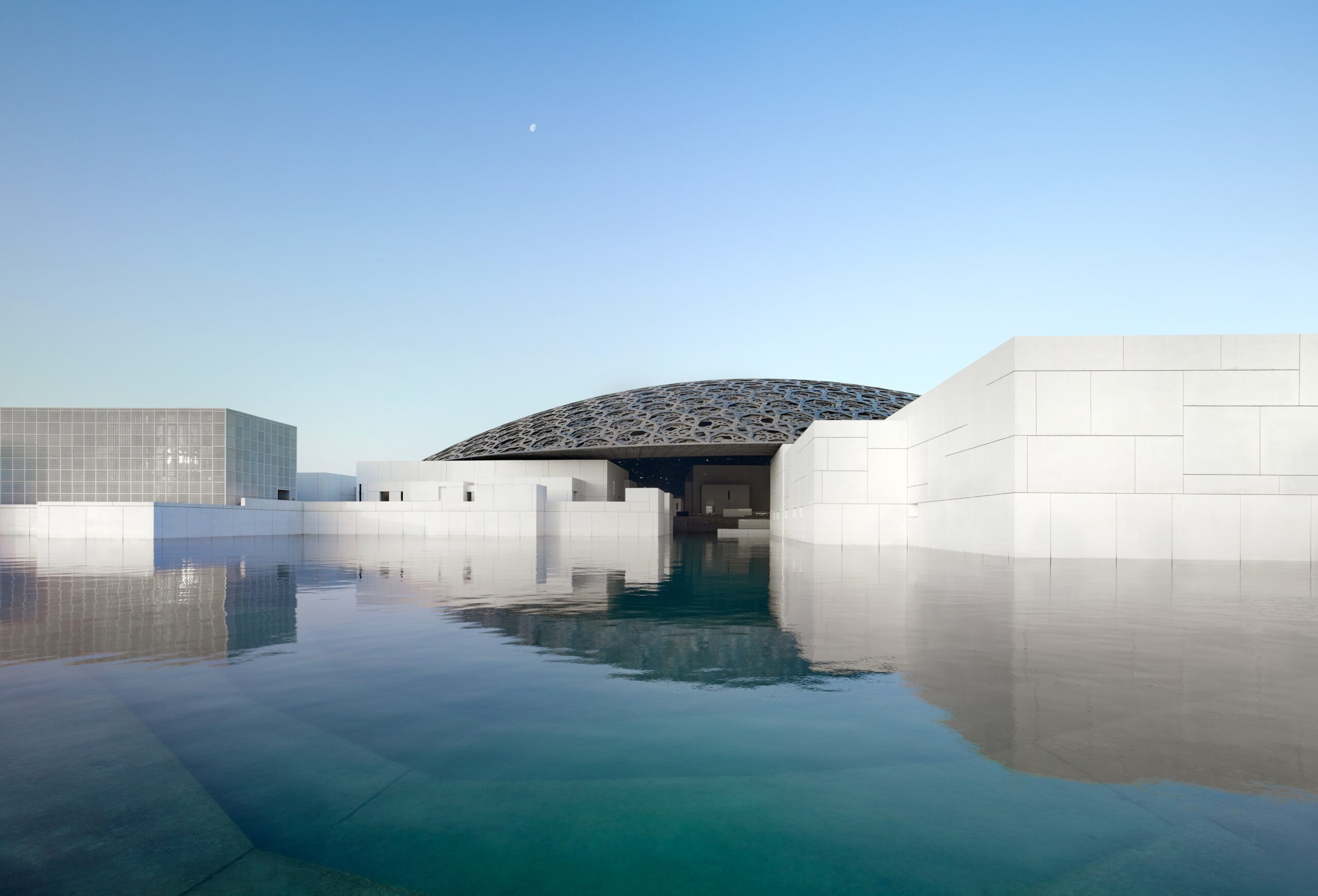 Архитектура Louvre Abu Dhabi на острове Саадият